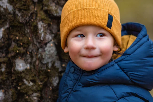 一个孩子在户外的肖像 快乐的小男孩 — 图库照片