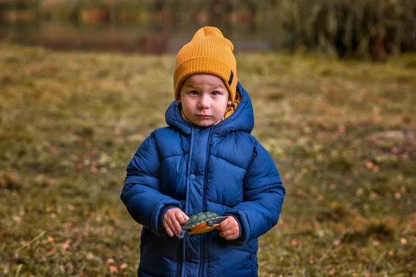 Portrait Enfant Extérieur Garçon Sérieux Avec Jouet Dans Ses Mains — Photo