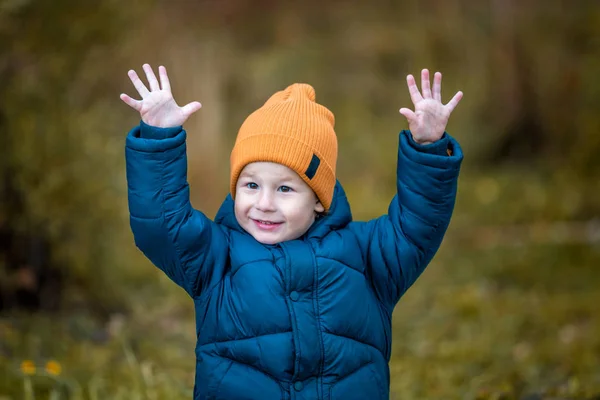 Portret Van Een Kind Buiten Gelukkige Kleine Jongen — Stockfoto