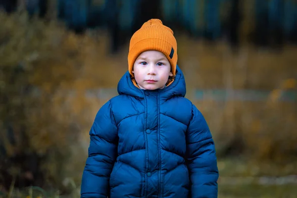 Portret Dziecka Zewnątrz Chłopiec Naturze — Zdjęcie stockowe