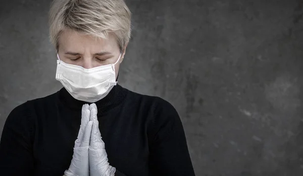 Närbild Porträtt Ledsen Kvinna Medicinsk Mask Utomhus Bön — Stockfoto