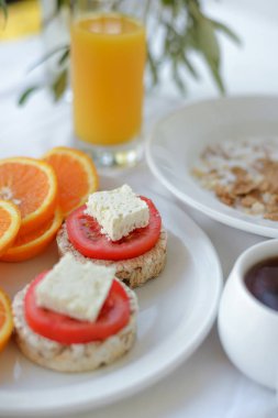 sabah kahvaltı brochette ve portakal suyu ile. Sağlıklı gıda