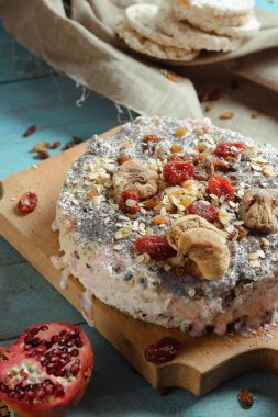 Ev yapımı vejetaryen pasta ile mavi bir arka plan üzerinde kurutulmuş meyve