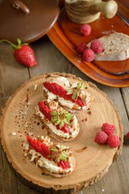 Meyve Ahududu ve ahşap bir bo üzerinde süzme peynir ile brusquest