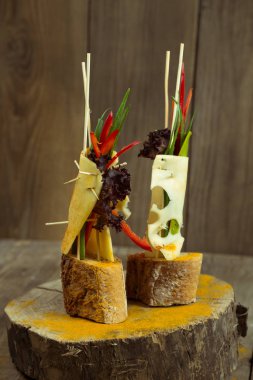 Tofu, yeşil biber, nori yaprak bir ahşap tepsi ile peynir snack