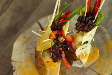 Tofu, yeşil biber, nori yaprak bir ahşap tepsi ile peynir snack