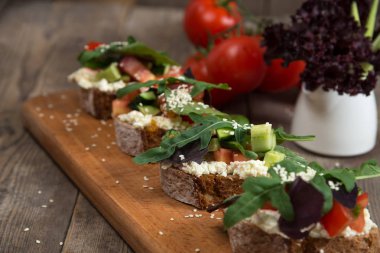 Bruschette taze domates ve peynirli, İtalyan parmak gıda