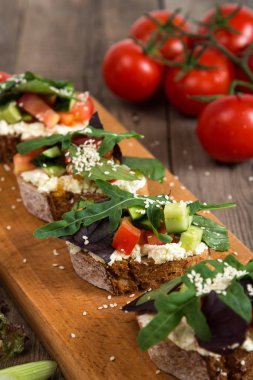 Bruschette taze domates ve peynirli, İtalyan parmak gıda