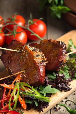 soğuk haşlanmış domuz ahşap masa üzerinde domates ile