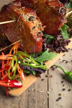 soğuk haşlanmış domuz ahşap masa üzerinde domates ile