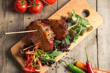 soğuk haşlanmış domuz ahşap masa üzerinde domates ile