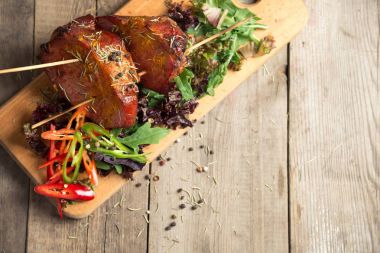 soğuk haşlanmış domuz ahşap masa üzerinde domates ile