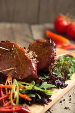 soğuk haşlanmış domuz ahşap masa üzerinde domates ile