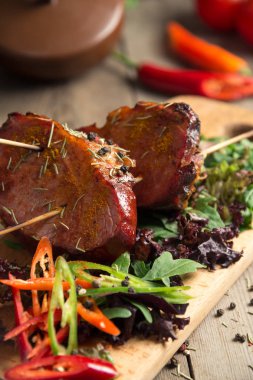 soğuk haşlanmış domuz ahşap masa üzerinde domates ile