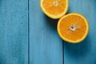 taze organik portakal tatlısı meyve kopya alanı mavi ahşap zemin üzerine
