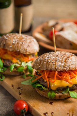 Juicy burger et ve sebze ahşap bir masa üzerinde