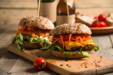 Juicy burger et ve sebze ahşap bir masa üzerinde