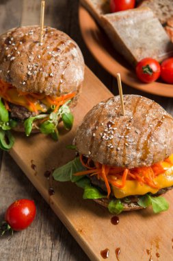 Juicy burger et ve sebze ahşap bir masa üzerinde