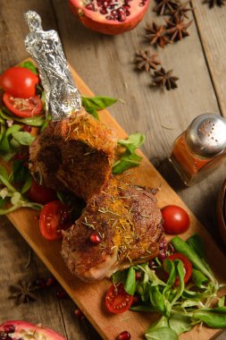 soğuk haşlanmış domuz ahşap masa üzerinde domates ile