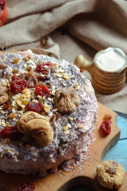 Ev yapımı vejetaryen pasta ile mavi bir arka plan üzerinde kurutulmuş meyve