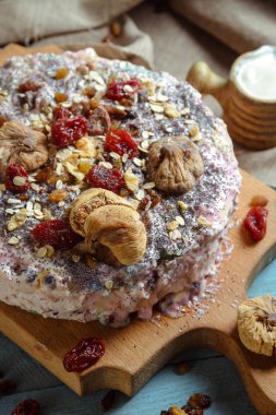 Ev yapımı vejetaryen pasta ile mavi bir arka plan üzerinde kurutulmuş meyve