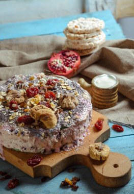 Ev yapımı vejetaryen pasta ile mavi bir arka plan üzerinde kurutulmuş meyve