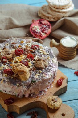 Ev yapımı vejetaryen pasta ile mavi bir arka plan üzerinde kurutulmuş meyve