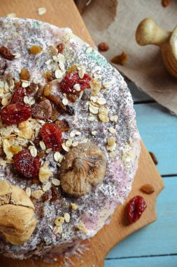 Ev yapımı vejetaryen pasta ile mavi bir arka plan üzerinde kurutulmuş meyve