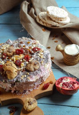 Ev yapımı vejetaryen pasta ile mavi bir arka plan üzerinde kurutulmuş meyve