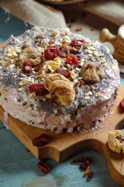 Ev yapımı vejetaryen pasta ile mavi bir arka plan üzerinde kurutulmuş meyve