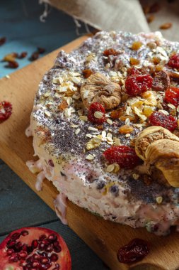 Ev yapımı vejetaryen pasta ile mavi bir arka plan üzerinde kurutulmuş meyve