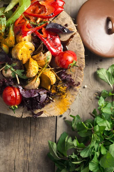Renkli ızgara sebze ödül tepsisinin ahşap Pan ve Dip boyalı piknik masada oturan yakın çekim