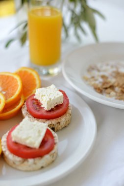 Sabah Kahvaltı ekmek, domates ve portakal suyu
