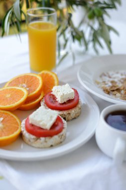 Sabah Kahvaltı ekmek, domates ve portakal suyu