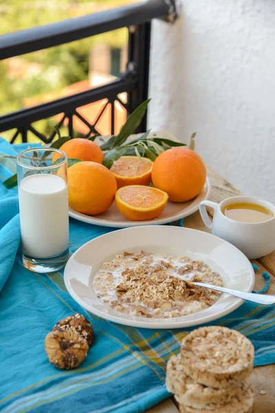 Desayuno saludable, fruta, copos de maíz, leche y jugo de naranja en la mesa de madera — Foto de Stock