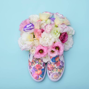 Parlak zemin üzerine içinde çiçekli güzel lastikbotlar