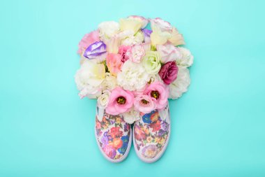 Parlak zemin üzerine içinde çiçekli güzel lastikbotlar