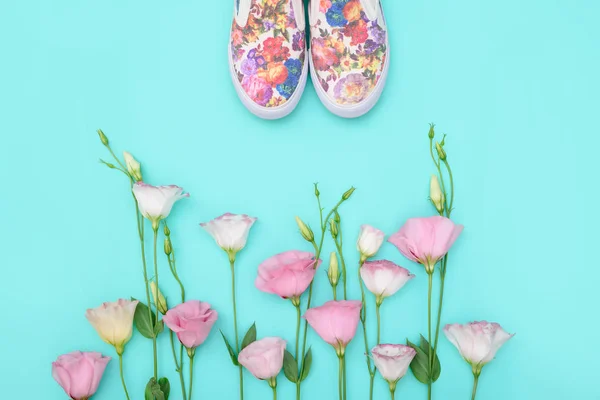 Mooie gumshoes onder eustoma bloemen op lichte achtergrond — Stockfoto