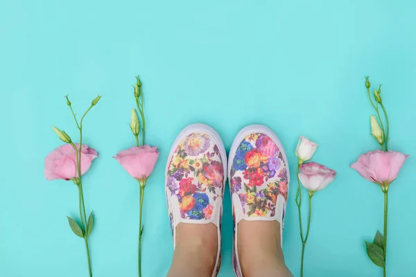 Красивые ботинки среди цветов эустомы на ярком фоне — стоковое фото