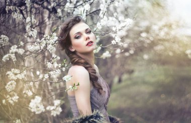 Bahar süre çiçekli bahçesinde genç kadın moda portre