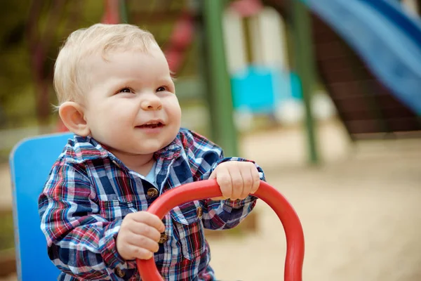 Yaz veya sonbahar günü parkta oynarken mutlu küçük oğlu