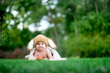 Bebek gibi bir bunny havuç oyuncak açık havada yeşil çimenlerin üzerinde ile şapkalı