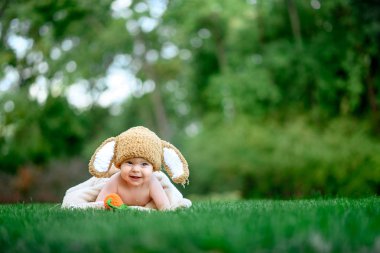 Bebek gibi bir bunny havuç oyuncak açık havada yeşil çimenlerin üzerinde ile şapkalı
