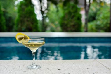 Parlak martini havuzu arka plan üzerinde kokteyl