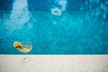 Parlak martini havuzu arka plan üzerinde kokteyl