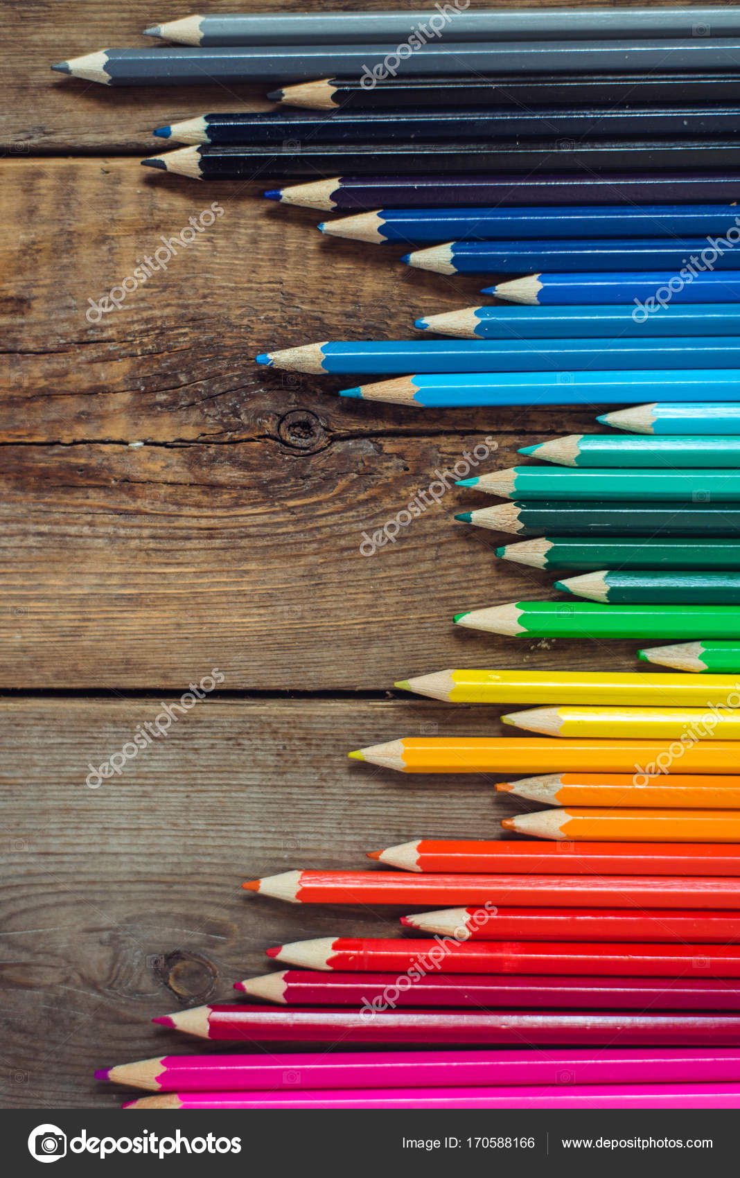 木製のテーブルには エッジにあるグラデーション順に色鉛筆 学校のコンセプトです コピー スペース ストック写真 C Ravenajuly