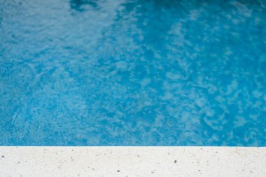 Güneşli gün Yüzme Havuzu kenarında. Tatil arka plan. Kopya alanı