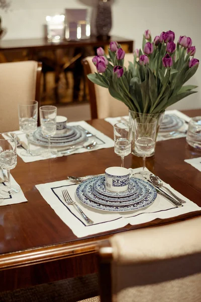 Bir Tablo Bir Masa Örtüsü Ile Mutfakta Ayarlama Bir Mavi — Stok fotoğraf