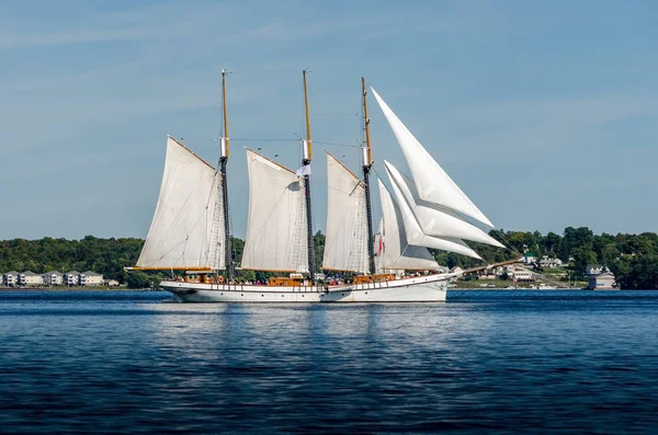 Högt skepp i full segel längs St. Lawrence River — Stockfoto