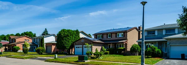 Panorama d'une rangée de maisons résidentielles le long d'une rue, une avec — Photo